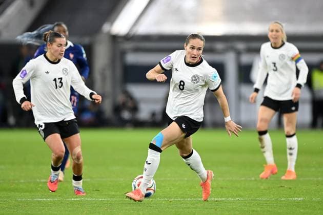 Sydney LOHMANN (GER) Aktion, Einzelaktion, links Carlotta WAMSER (GER) UEFA Womens Nations League, Halbfinale, Semi Finale, Fussball Laenderspiel der Frauen, Deutschland (GER) - Frankreich (FRA) 1-0 am 24.10.2025 in Duesseldorf Deutschland. Â
