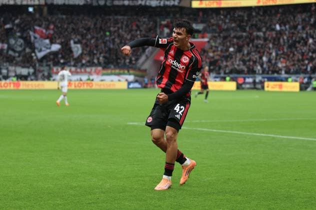 25.10.2025, Fussball Bundesliga, Eintracht Frankfurt - FC St. Pauli, v.l., Can Uzun (Eintracht Frankfurt) jubelnd bejubelt jubelt jubeln über das 1:0 von Jonathan Burkardt (Eintracht Frankfurt) DFL DFB REGULATIONS PROHIBIT ANY USE OF PHOTOGRAPHS AS IMAGE SEQUENCES AND OR QUASI-VIDEO. xdcx Copyright: HMBxMedia Claus