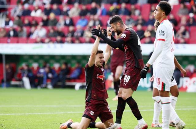 Augsburg - RB Leipzig Bundesliga Augsburg, 25.10.2025, WWK Arena, Fußball, 1.Bundesliga, 8.Spieltag , FC Augsburg vs. RB Leipzig , Im Bild: Tor für RB Leipzig. Christoph Baumgartner (14, RB Leipzig) trifft zum 0:4 und jubelt mit den Teamkollegen. Romulo Jose Cardoso da Cruz ( 40, RBL). , Nur zur redaktionellen Nutzung. Only editorial use. , DFL DFB regulations prohibit any use of photographs as image sequences and or quasi-video. ,