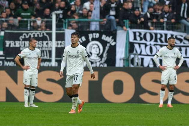 Mönchengladbach, Deutschland, 25.10.25: Jens Castrop (Borussia Mönchengladbach) geht vom Feld nachdem er die rote Karte erhält waehrend des Spiels der Bundesliga zwischen Borussia Mönchengladbach vs FC Bayern München im Stadion im Borussia Park Mönchengladbach Stadion im Borussia Park North Rhine-Westphalia Germany Copyright: xBrauer-Fotoagenturx xAdrianxSchlx