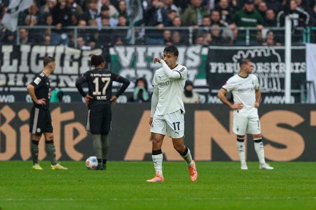 Mönchengladbach, Deutschland, 25.10.25: Jens Castrop (Borussia Mönchengladbach) geht vom Feld nachdem er die rote Karte erhält waehrend des Spiels der Bundesliga zwischen Borussia Mönchengladbach vs FC Bayern München im Stadion im Borussia Park Mönchengladbach Stadion im Borussia Park North Rhine-Westphalia Germany Copyright: xBrauer-Fotoagenturx xAdrianxSchlx