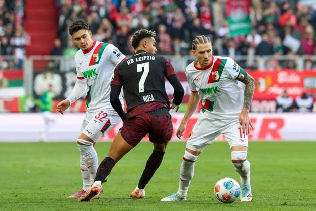 im Zweikampf, Aktion, mit Fabian Rieder 32 (FC Augsburg), Antonio Nusa 7 (RB Leipzig), Kristijan Jakic 17 (FC Augsburg), FC Augsburg vs. RB Leipzig, Fussball, 1. Bundesliga, 8. Spieltag, 25.10.2025 DFB regulations prohibit any use of photographs as image sequences and or quasi-video Augsburg Bayern Deutschland