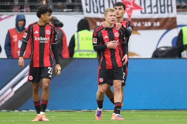 Eintracht Frankfurt - FC St. Pauli, 1. FBL Jonathan Burkardt, Jonny Burkardt (Eintracht Frankfurt, 9) jubelt nach dem Tor zum 0:1. Links Nathaniel Brown (Eintracht Frankfurt, 21), rechts Can Uzun (Eintracht Frankfurt, 42). Bundesligaspiel zwischen Eintracht Frankfurt und dem FC St. Pauli am 25. Oktober 2025 im Deutsche Bank Park in Frankfurt am Main., Frankfurt am Main Hessen Deutschland Deutsche Bank Park