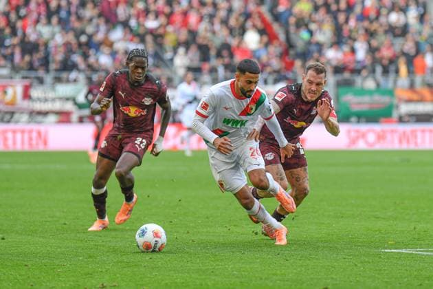 Castello Junior Lukeba (23 Leipzig) , Elias Saad (26 FC Augsburg) und David Raum (22 Leipzig) in Aktion beim Bundesligaspiel FC Augsburg - RB Leipzig am 25.10.2025.