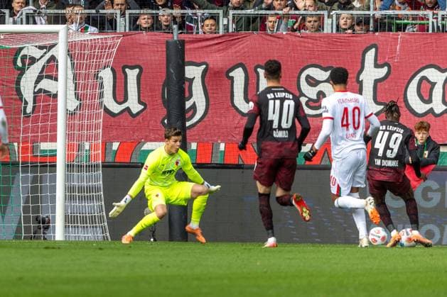 Yan Diomande (RB Leipzig) re. erzielt das 0:1, FC Augsburg vs. RB Leipzig, Fussball, 1. Bundesliga, 8. Spieltag, 25.10.2025 DFB regulations prohibit any use of photographs as image sequences and or quasi-video