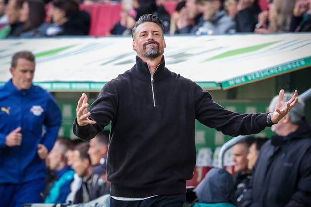 Entaeuschung, Frust bei Chef-Trainer Sandro Wagner (FC Augsburg), FC Augsburg vs. RB Leipzig, Fussball, Maenner, DFL, Bundesliga, Saison 2025 2026, WWK Arena, 8. Spieltag, 25.10.2025 Augsburg Bayern Deutschland