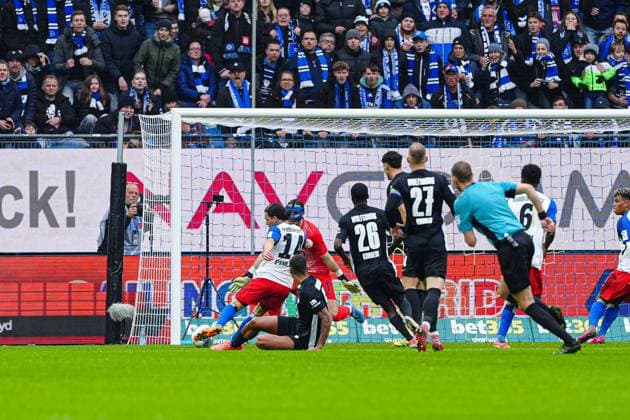 Torschuss Torchance Rayan Philippe (Hamburger SV, 14) GER, Hamburger SV vs. VfL Wolfsburg, Fussball, 1. Bundesliga, Spieltag 8, Saison 2025 2026, 25.10.2025 DFL REGULATIONS PROHIBIT ANY USE OF PHOTOGRAPHS AS IMAGE SEQUENCES AND OR QUASI-VIDEO GER, Hamburger SV vs. VfL Wolfsburg, Fussball, 1. Bundesliga, Spieltag 8, Saison 2025 2026, 25.10.2025 Hamburg Copyright: xEibner-Pressefoto MarcelxvonxFehrnx EP_MFN