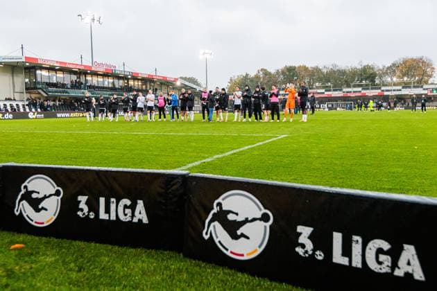 Die Mannschaft von SC Verl jubelt feiert nach 5:0 Sieg GER, SC Verl vs. SSV Ulm 1846, Fussball, 3. Liga, 12. Spieltag, Spielzeit 2025 2026, 25.10.2025 DFL Regulations prohibit any use of photographers as image sequences and or quasi-video. GER, SC Verl vs. SSV Ulm 1846, Fussball, 3. Liga, 12. Spieltag, Spielzeit 2025 2026, 25.10.2025 Verl Copyright: xEibner-Pressefoto JanxRollingerx EP_JSK