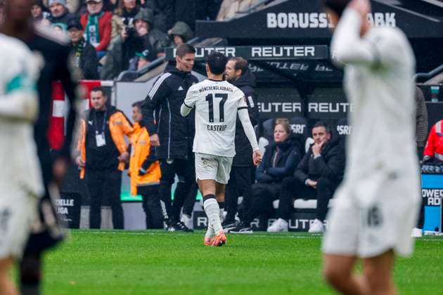 Jens Castrop of Borussia Mönchengladbach walk off the pitch after receiving a red card Borussia Mönchengladbach v FC Bayern München, Bundesliga, Borussia Mönchengladbach v FC Bayern München, Stadion im Borussia-Park, October 25, 2025, Mönchengladbach, Germany.