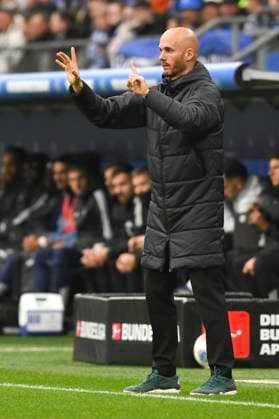 GER; 1. FBL,, Hamburger SV vs VfL Wolfsburg 25.10.2025, Volksparkstadion, Hamburg, GER; 1. FBL, Hamburger SV vs VfL Wolfsburg im Bild Trainer Paul Simonis (Wolfsburg)