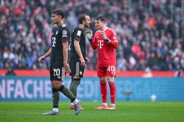 25.10.2025, Fussball, 1. Bundesliga, 8. Spieltag Saison 2025 2026, Borussia Mönchengladbach - FC Bayern München, Harry Kane (FC Bayern München) , Jonas Urbig (FC Bayern München) xRHR-FOTO TKx Copyright: RHR-FOTOx RHR-FOTO TK