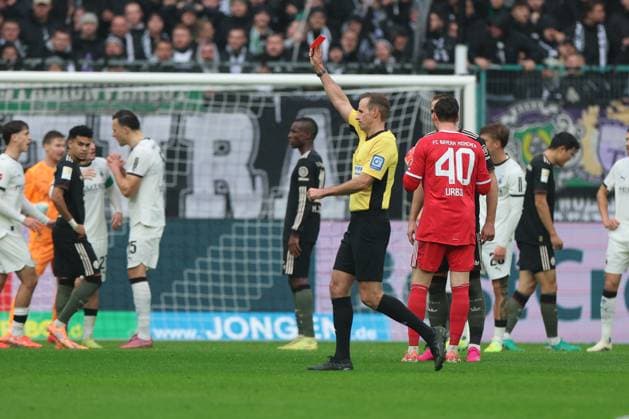 GER, 1.FBL. Borussia Moenchengladbach vs FC Bayern Muenchen 25.10.2025, Borussia Park, Moenchengladbach, GER, 1.FBL. Borussia Moenchengladbach vs FC Bayern Muenchen , im Bild: rote Karte für Jens Castrop (Moenchengladbach 17),