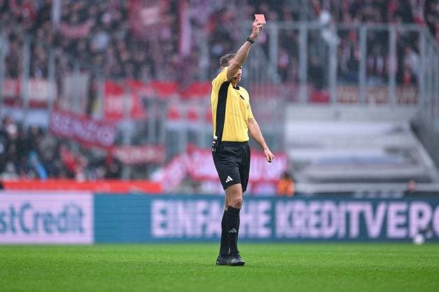 25.10.2025, Fussball, 1. Bundesliga, 8. Spieltag Saison 2025 2026, Borussia Mönchengladbach - FC Bayern München, Rote Karte für Jens Castrop (Borussia Mönchengladbach) xRHR-FOTO TKx Copyright: RHR-FOTOx RHR-FOTO TK