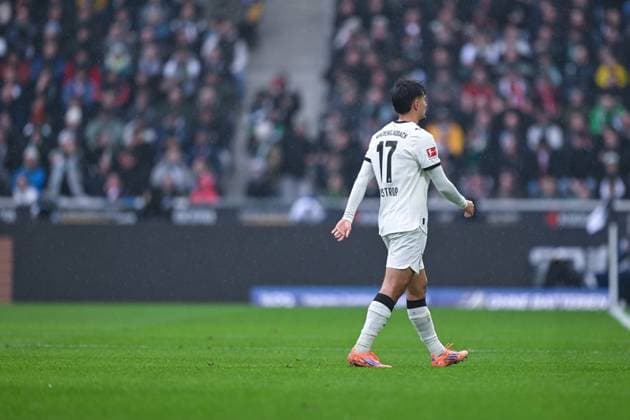 25.10.2025, Fussball, 1. Bundesliga, 8. Spieltag Saison 2025 2026, Borussia Mönchengladbach - FC Bayern München, Jens Castrop (Borussia Mönchengladbach) geht nach der Roten Karte vorm Feld, xRHR-FOTO TKx Copyright: RHR-FOTOx RHR-FOTO TK