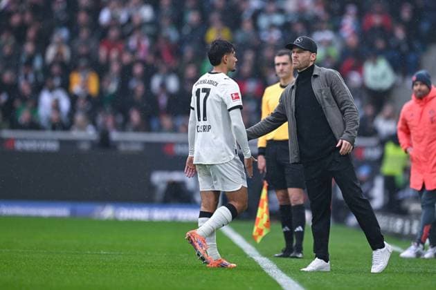 25.10.2025, Fussball, 1. Bundesliga, 8. Spieltag Saison 2025 2026, Borussia Mönchengladbach - FC Bayern München, Jens Castrop (Borussia Mönchengladbach) geht nach der Roten Karte vorm Feld, Trainer Eugen Polanski (Borussia Mönchengladbach) xRHR-FOTO TKx Copyright: RHR-FOTOx RHR-FOTO TK