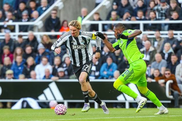 Newcastle United v Fulham, Premier League Nick Woltemade Of Newcastle United in action during the Newcastle United v Fulham Premier League match at St. James Park, Newcastle Upon Tyne, England on 25 October 2025 Credit: Lee Keuneke Every Second Media Editorial use only. All images are copyright Every Second Media Limited. No images may be reproduced without prior permission. All rights reserved. Premier League and Football League images are subject to licensing agreements with Football DataCo Limited. see https: www.football-dataco.com Copyright: xIMAGO EveryxSecondxMediax ESM-1639-0037 LeexKeunekex xEveryxSecondxMediax