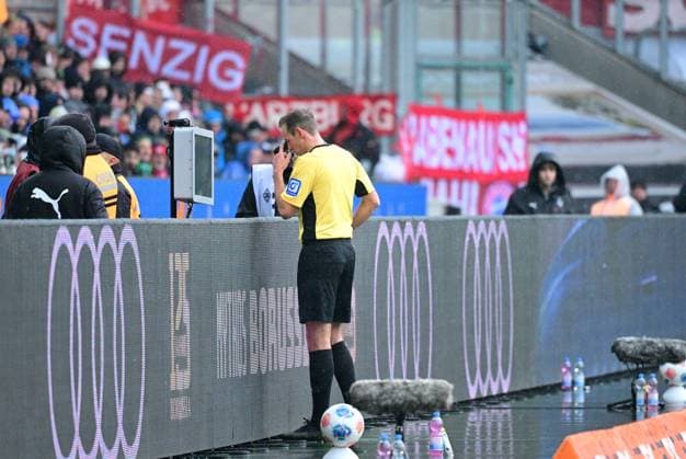 25.10.2025; Moenchengladbach; Fussball, Herren, Saison 2025 2026, Borussia Moenchengladbach vs. Bayern Muenchen Schiedsrichter Sascha Stegemann in der Review Area. Er schaut sich die Szene zur roten Karte nochmals an DFL regulations prohibit any use of photographs as image sequences and or quasi-video. Borussia-Park NRW Deutschland