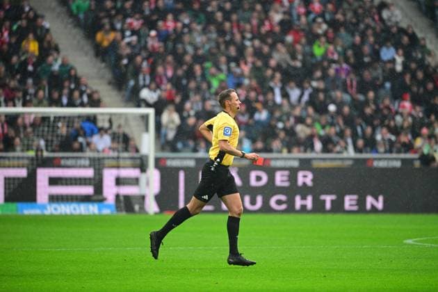 25.10.2025; Moenchengladbach; Fussball, Herren, Saison 2025 2026, Borussia Moenchengladbach vs. Bayern Muenchen Schiedsrichter Sascha Stegemann mit der roten Karte fuer Jens Castrop (Gladbach, nicht im Bild) DFL regulations prohibit any use of photographs as image sequences and or quasi-video. Borussia-Park NRW Deutschland