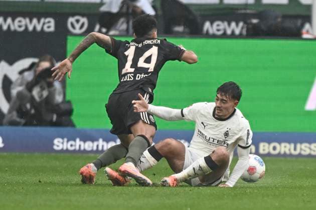 Jens Castrop (Moenchengladbach 17) foult Luis Diaz (Muenchen 14) 25.10.2025 Fussball Borussia Moenchengladbach vs FC Bayern Muenchen , Borussia-Park, Moenchengladbach, DFB DFL REGULATIONS PROHIBIT ANY USE OF PHOTOGRAPHS AS IMAGE SEQUENCES AND OR QUASI-VIDEO