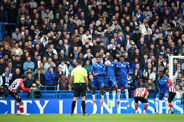 Enzo Le Fee of Sunderland fires his free kick over the Chelsea defensive wall Chelsea v Sunderland, Premier League, Football, Stamford Bridge, London, UK - 25 Oct 2025London Stamford Bridge United Kingdom EDITORIAL USE ONLY No use with unauthorised audio, video, data, fixture lists, club league logos or live services. Online in-match use limited to 120 images, no video emulation. No use in betting, games or single club league player publications. Copyright: xSimonxDael Shutterstockx 15593312n