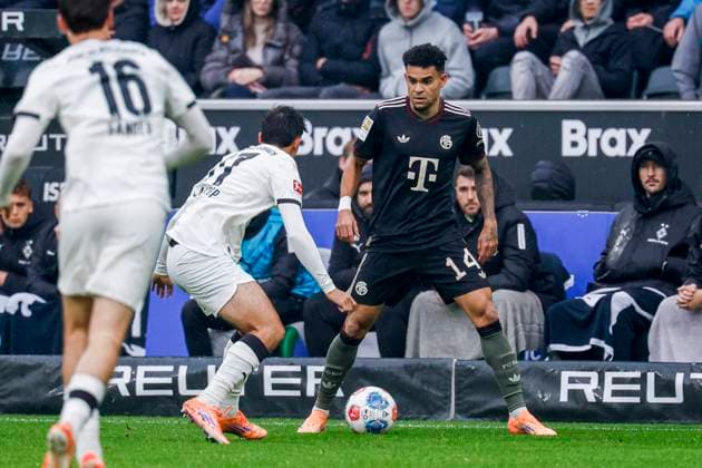 Luis Diaz of FC Bayern München dribbles with the ball under pressure from Jens Castrop of Borussia Mönchengladbach Borussia Mönchengladbach v FC Bayern München, Bundesliga, Borussia Mönchengladbach v FC Bayern München, Stadion im Borussia-Park, October 25, 2025, Mönchengladbach, Germany.