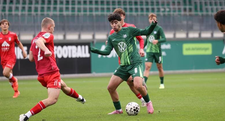 U19: VfL Wolfsburg vs FC Rot-Weiß Erfurt Wolfsburg, 25.10.2025, Fußball, A-Junioren, U19, DFB-Nachwuchsliga, Vorrunde, VfL Wolfsburg (grüne Trikots) vs FC Rot-Weiß Erfurt (rote Trikots), Bild zeigt: Darwin Kaan Soylu (VfL, 6) Wolfsburg