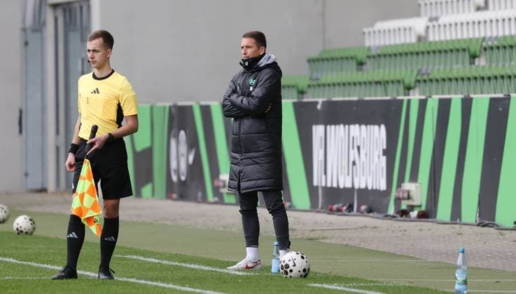 U19: VfL Wolfsburg vs FC Rot-Weiß Erfurt Wolfsburg, 25.10.2025, Fußball, A-Junioren, U19, DFB-Nachwuchsliga, Vorrunde, VfL Wolfsburg (grüne Trikots) vs FC Rot-Weiß Erfurt (rote Trikots), Bild zeigt: VfL-Trainer Daniel Bauer Wolfsburg