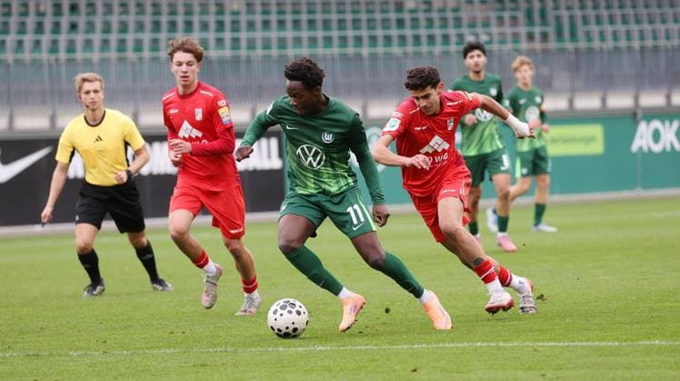 U19: VfL Wolfsburg vs FC Rot-Weiß Erfurt Wolfsburg, 25.10.2025, Fußball, A-Junioren, U19, DFB-Nachwuchsliga, Vorrunde, VfL Wolfsburg (grüne Trikots) vs FC Rot-Weiß Erfurt (rote Trikots), Bild zeigt: Trevor Benedict (VfL, 11) Wolfsburg