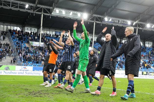 Die Spieler des SV Waldhof Mannheim nach dem Spiel gegen TSV 1860 München beim SV Waldhof Mannheim - 1860 München am 25.10.25 in Carl Benz Stadion, Mannheim xamx Foto: Alfio Marino