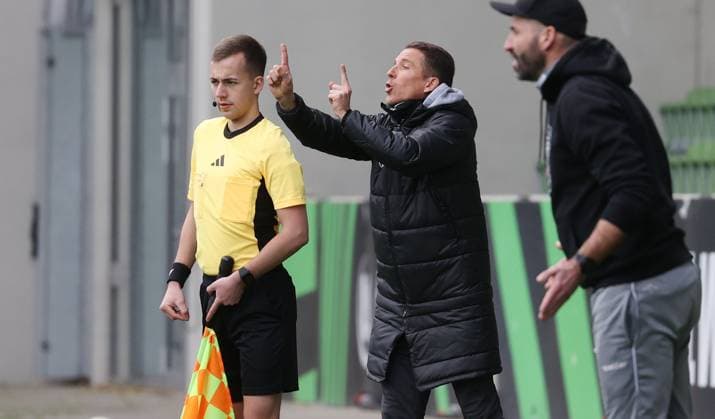U19: VfL Wolfsburg vs FC Rot-Weiß Erfurt Wolfsburg, 25.10.2025, Fußball, A-Junioren, U19, DFB-Nachwuchsliga, Vorrunde, VfL Wolfsburg (grüne Trikots) vs FC Rot-Weiß Erfurt (rote Trikots), Bild zeigt: VfL-Trainer Daniel Bauer Wolfsburg