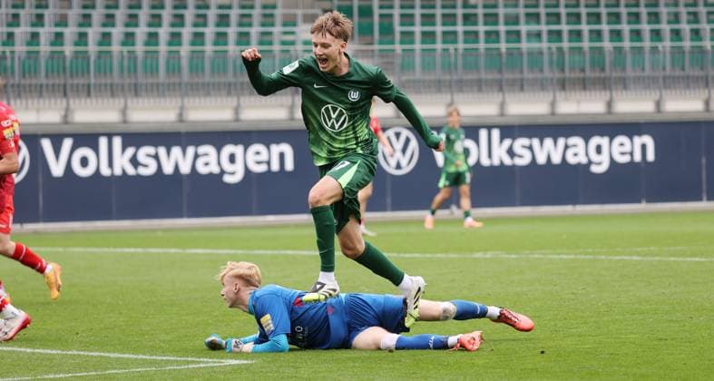 U19: VfL Wolfsburg vs FC Rot-Weiß Erfurt Wolfsburg, 25.10.2025, Fußball, A-Junioren, U19, DFB-Nachwuchsliga, Vorrunde, VfL Wolfsburg (grüne Trikots) vs FC Rot-Weiß Erfurt (rote Trikots), Bild zeigt: Jubel über das Tor zum 1:0 für den VfL durch Karlo Simic (VfL, 17) Wolfsburg *** U19 VfL Wolfsburg vs FC Rot Weiß Erfurt Wolfsburg, 25 10 2025, Soccer, A Juniors, U19, DFB Nachwuchsliga, Preliminary round, VfL Wolfsburg green shirts vs FC Rot Weiß Erfurt red shirts , Picture shows jubilation over the goal to 1 0 for VfL by Karlo Simic VfL, 17 Wolfsburg