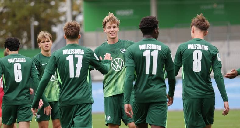 U19: VfL Wolfsburg vs FC Rot-Weiß Erfurt Wolfsburg, 25.10.2025, Fußball, A-Junioren, U19, DFB-Nachwuchsliga, Vorrunde, VfL Wolfsburg (grüne Trikots) vs FC Rot-Weiß Erfurt (rote Trikots), Bild zeigt: Jubel über das Tor zum 1:0 für den VfL durch Karlo Simic (VfL, 17) Wolfsburg