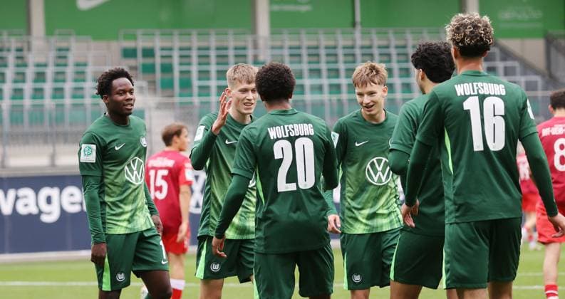 U19: VfL Wolfsburg vs FC Rot-Weiß Erfurt Wolfsburg, 25.10.2025, Fußball, A-Junioren, U19, DFB-Nachwuchsliga, Vorrunde, VfL Wolfsburg (grüne Trikots) vs FC Rot-Weiß Erfurt (rote Trikots), Bild zeigt: Jubel beim VfL über das Tor zum 2:0 durch Elia Dittrich (VfL, 3) Wolfsburg