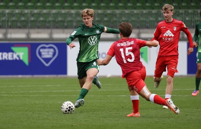 U19: VfL Wolfsburg vs FC Rot-Weiß Erfurt Wolfsburg, 25.10.2025, Fußball, A-Junioren, U19, DFB-Nachwuchsliga, Vorrunde, VfL Wolfsburg (grüne Trikots) vs FC Rot-Weiß Erfurt (rote Trikots), Bild zeigt: Till Neininger (VfL, 4) Wolfsburg