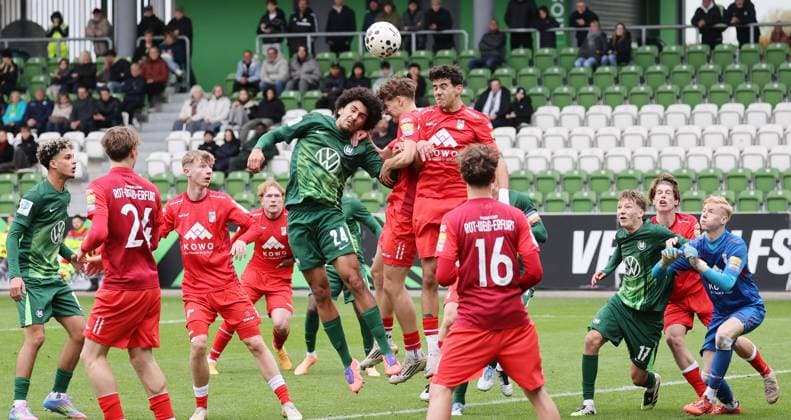 U19: VfL Wolfsburg vs FC Rot-Weiß Erfurt Wolfsburg, 25.10.2025, Fußball, A-Junioren, U19, DFB-Nachwuchsliga, Vorrunde, VfL Wolfsburg (grüne Trikots) vs FC Rot-Weiß Erfurt (rote Trikots), Bild zeigt: Mathys Angely (VfL, 24) Wolfsburg