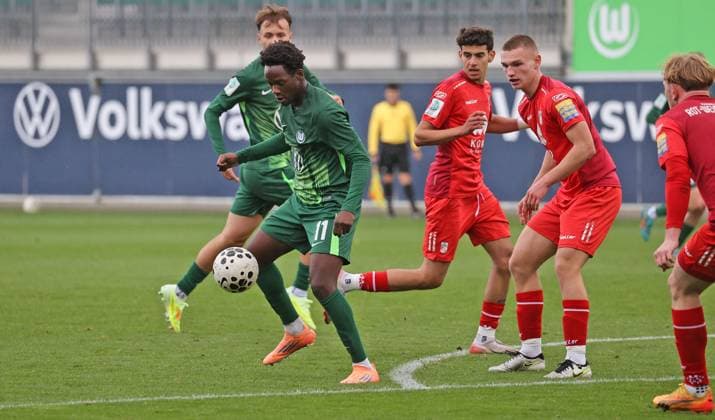 U19: VfL Wolfsburg vs FC Rot-Weiß Erfurt Wolfsburg, 25.10.2025, Fußball, A-Junioren, U19, DFB-Nachwuchsliga, Vorrunde, VfL Wolfsburg (grüne Trikots) vs FC Rot-Weiß Erfurt (rote Trikots), Bild zeigt: Trevor Benedict (VfL, 11) Wolfsburg