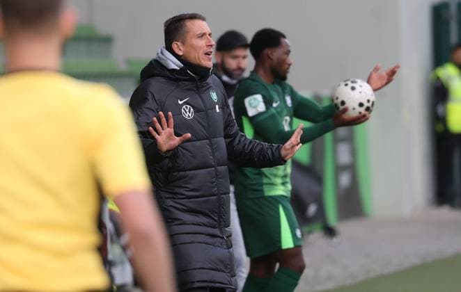 U19: VfL Wolfsburg vs FC Rot-Weiß Erfurt Wolfsburg, 25.10.2025, Fußball, A-Junioren, U19, DFB-Nachwuchsliga, Vorrunde, VfL Wolfsburg (grüne Trikots) vs FC Rot-Weiß Erfurt (rote Trikots), Bild zeigt: VfL-Trainer Daniel Bauer Wolfsburg