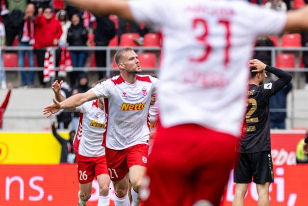 25.10.2025, Fussball, GER, Saison, 3.Liga, Saision 2025 2026, 12. Spieltag, SSV Jahn Regensburg - VFB Stuttgart II Jubel nach dem 3:2 Siegtreffer durch Eric Hottmann (SSV Jahn Regensburg) DFL REGULATIONS PROHIBIT ANY USE OF PHOTOGRAPHS AS IMAGE SEQUENCES AND OR QUASI-VIDEO.