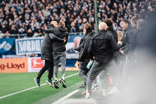 Fußball Männer Saison 2025 2026 1. Fußball-Bundesliga 8. Spieltag Hamburger SV vs. VfL Wolfsburg 25.10.2025 Trainer Paul Simonis (VfL Wolfsburg) feiert jubelt nach dem ersten Tor mit der Bank Hamburg Volksparkstadion Hamburg Deutschland