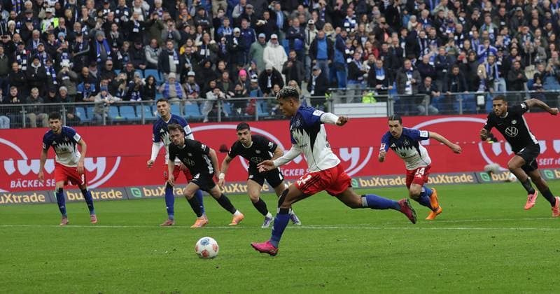 Ransford-Yeboah Koenigsdoerffer (HSV) verschiesst den Elfmeter Fussball, Herren, Saison 2025 2026,1.Liga, Volksparkstadion, Hamburger SV gegen VfL Wolfsburg, DFL REGULATIONS PROHIBIT ANY USE OF PHOTOGRAPHS AS IMAGE SEQUENCES AND OR QUASI-VIDEO.