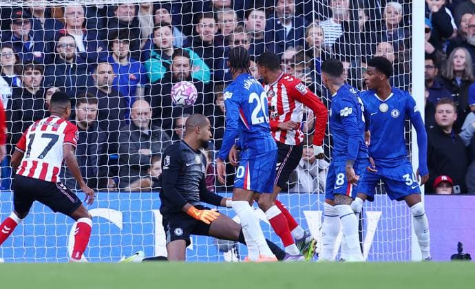 London, England, 25th October 2025. Wilson Isidor of Sunderland scores their equalising goal (1-1) during the Chelsea vs Sunderland Premier League match at Stamford Bridge, London. Picture credit should read: Paul Terry Sportimage EDITORIAL USE ONLY. No use with unauthorised audio, video, data, fixture lists, club league logos or live services. Online in-match use limited to 120 images, no video emulation. No use in betting, games or single club league player publications. SPI_016_PT_Chelsea_Sunderland SPI-4235-0023
