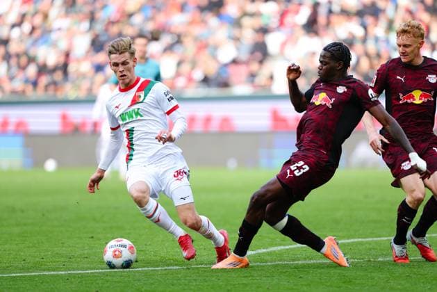 Anton Kade (30, FC Augsburg) und Castello Lukeba (23, RB Leipzig) beim Spiel zwischen FC Augsburg v RB Leipzig, Fußball, Herren, Bundesliga, 2025 2026, 8.Spieltag am 25.10.2025 in Augsburg, WWK-Arena. DFL and DFB regulations prohibit any use of photographs as image sequences and or quasi-video. Bayern Deutschland