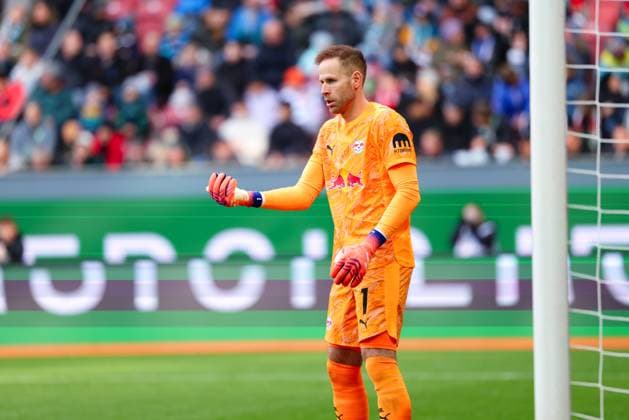 Peter Gulacsi (1, RB Leipzig) stellt die Mauer zum Freistoß beim Spiel zwischen FC Augsburg v RB Leipzig, Fußball, Herren, Bundesliga, 2025 2026, 8.Spieltag am 25.10.2025 in Augsburg, WWK-Arena. DFL and DFB regulations prohibit any use of photographs as image sequences and or quasi-video. Bayern Deutschland