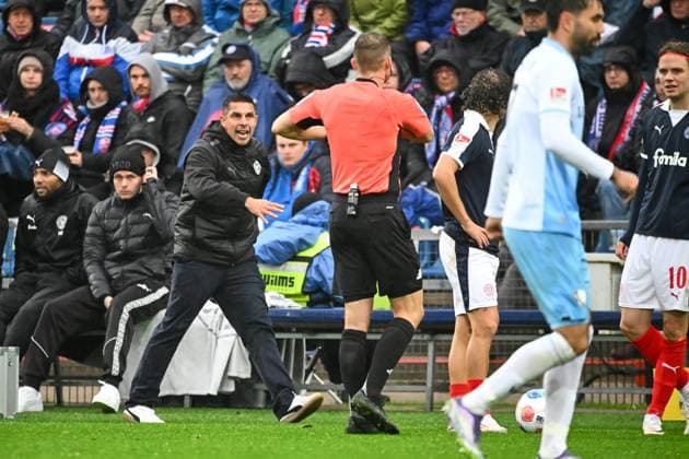 25.10.2025, Fußball, Herren, 2.BL (2. Bundesliga), Saison 2025 2026, Holstein Kiel - VfL Bochum, 10. Spieltag Trainer Marcel Rapp (Kiel) beschwert sich bei Schiedsrichert Florian Lechner Kiel, Holstein-Stadion Holstein-Stadion Schleswig-Holstein Deutschland