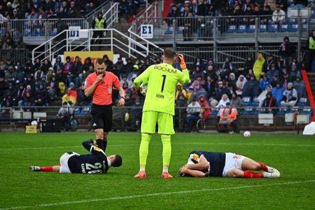 25.10.2025, Fußball, Herren, 2.BL (2. Bundesliga), Saison 2025 2026, Holstein Kiel - VfL Bochum, 10. Spieltag Die Kieler Adrian Kapralik (li.) und Marcus Müller am Boden Kiel, Holstein-Stadion Holstein-Stadion Schleswig-Holstein Deutschland