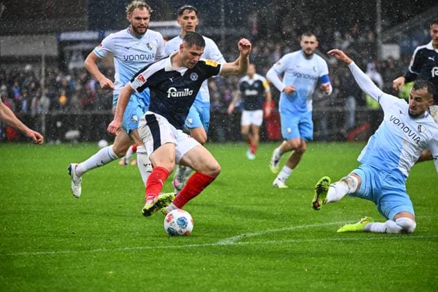 25.10.2025, Fußball, Herren, 2.BL (2. Bundesliga), Saison 2025 2026, Holstein Kiel - VfL Bochum, 10. Spieltag Marcus Müller gegen Erhan Masovic Kiel, Holstein-Stadion Holstein-Stadion Schleswig-Holstein Deutschland