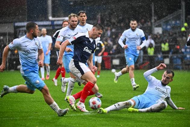 25.10.2025, Fußball, Herren, 2.BL (2. Bundesliga), Saison 2025 2026, Holstein Kiel - VfL Bochum, 10. Spieltag Marcus Müller am Ball gegen Erhan Masovic Kiel, Holstein-Stadion Holstein-Stadion Schleswig-Holstein Deutschland