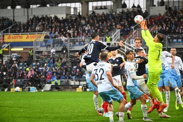 25.10.2025, Fußball, Herren, 2.BL (2. Bundesliga), Saison 2025 2026, Holstein Kiel - VfL Bochum, 10. Spieltag Torwart Timo Horn behält die Oberhand Kiel, Holstein-Stadion Holstein-Stadion Schleswig-Holstein Deutschland