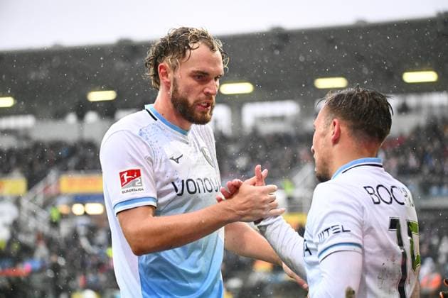 25.10.2025, Fußball, Herren, 2.BL (2. Bundesliga), Saison 2025 2026, Holstein Kiel - VfL Bochum, 10. Spieltag Philipp Strompf mit Felix Passlack (re.) Kiel, Holstein-Stadion Holstein-Stadion Schleswig-Holstein Deutschland