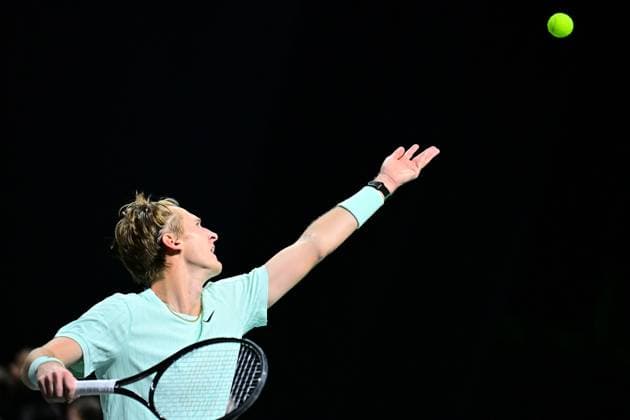 TENNIS : Rolex Paris Masters - Paris - 25 10 2025 Sebastien Korda ( USA ) serves during the Rolex Paris Masters at Paris La Defense Arena on October 25, 2025 in Nanterre, France. (Photo by Federico Pestellini PSNewz ) ParisFrance  Copyright: xFedericoxPestellinix
